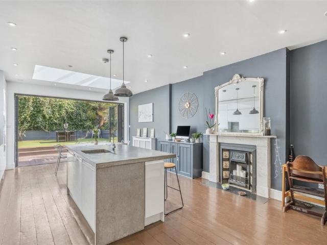 4 bedroom end of terrace house for sale