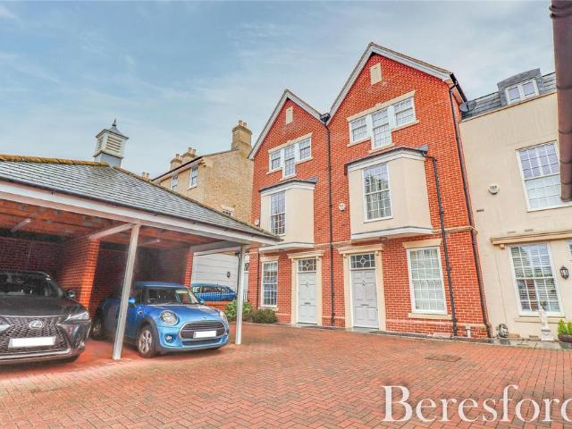 4 bedroom end of terrace house for sale
