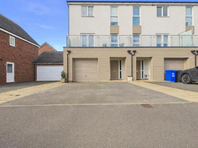 4 bedroom end of terrace house for sale
