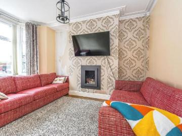 4 bedroom end of terrace house for sale