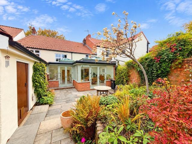 4 bedroom end of terrace house for sale