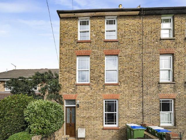 4 bedroom end of terrace house for sale