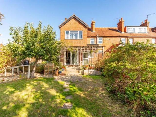 4 bedroom end of terrace house for sale in South View Avenue, Caversham RG4