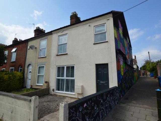 4 bedroom End of terrace house To Let