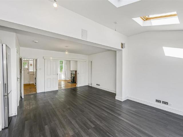 4 bedroom end of terrace house to rent