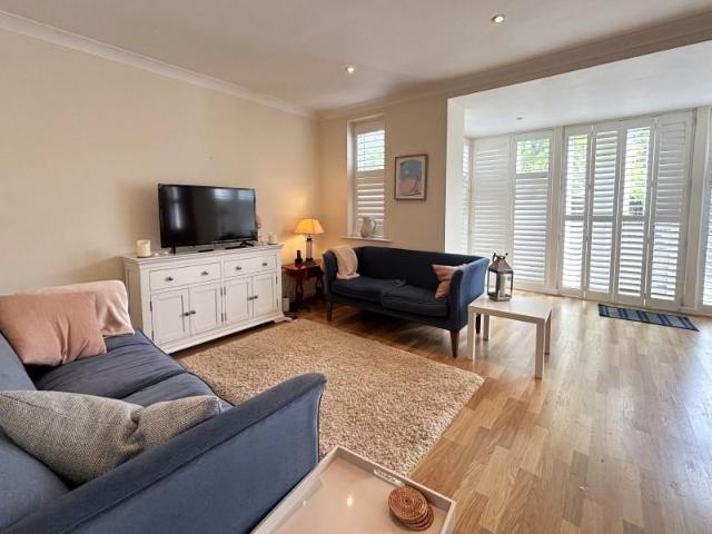 4 bedroom end of terrace house to rent