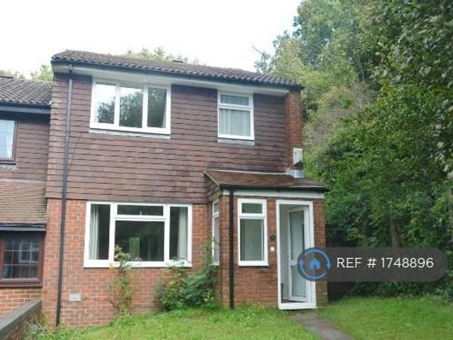 4 bedroom end of terrace house to rent
