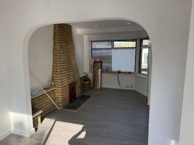 4 bedroom end of terrace house to rent