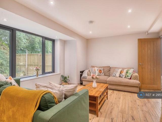 4 bedroom end of terrace house to rent