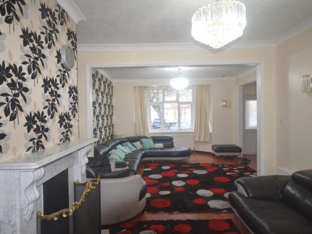 4 bedroom end of terrace house to rent