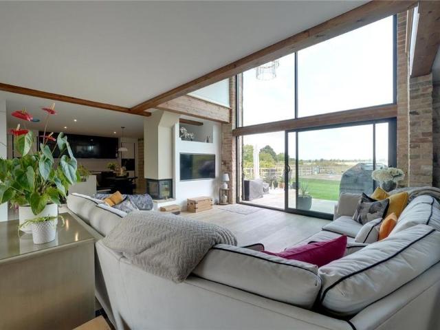 4 bedroom end of terrace house to rent
