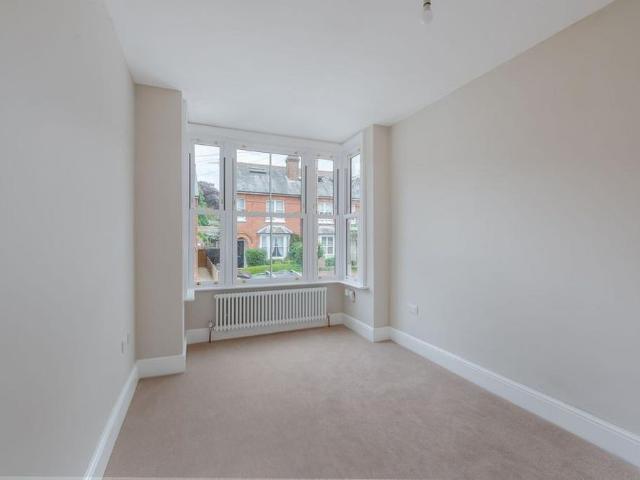 4 bedroom end of terrace house to rent
