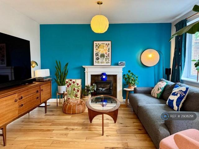 4 bedroom end of terrace house to rent