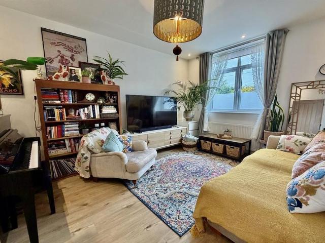 4 bedroom end of terrace house to rent