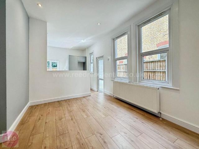 4 bedroom end of terrace house to rent