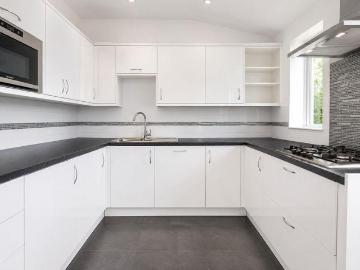 Benhilton, Sutton, Greater London - Equipped kitchen