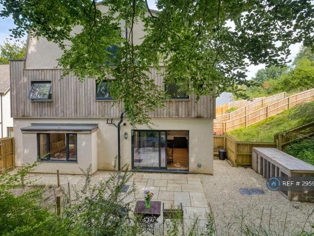 4 bedroom end of terrace house to rent