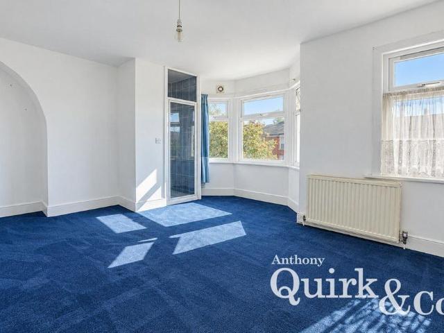 4 bedroom end of terrace house to rent
