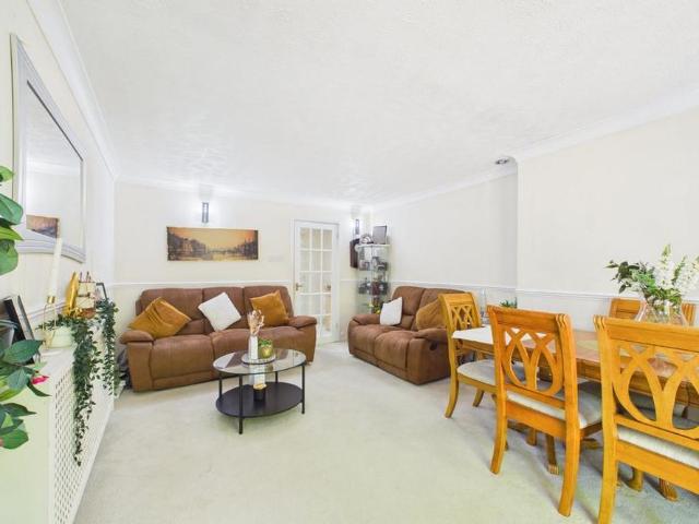 4 bedroom end of terrace house to rent