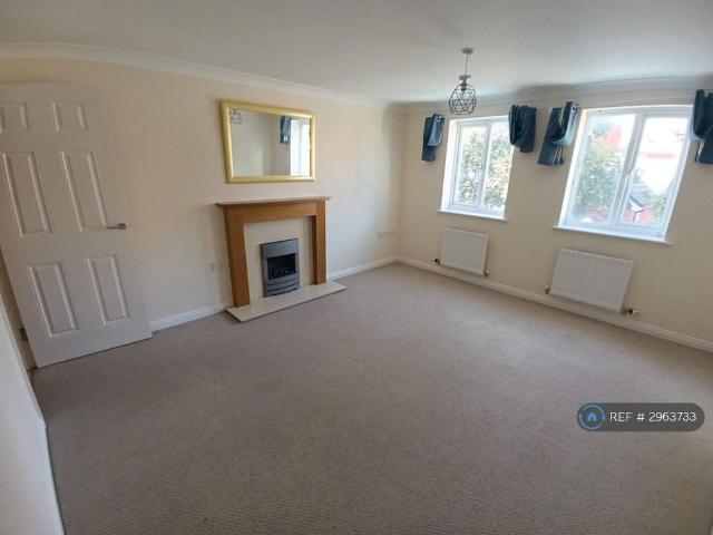 4 bedroom end of terrace house to rent
