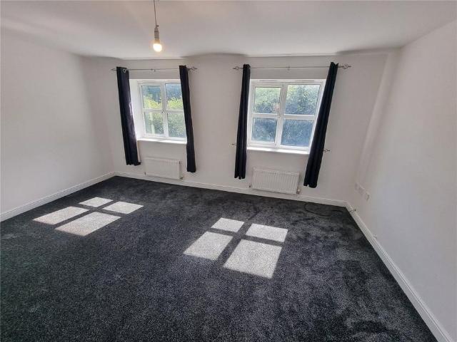 4 bedroom end of terrace house to rent