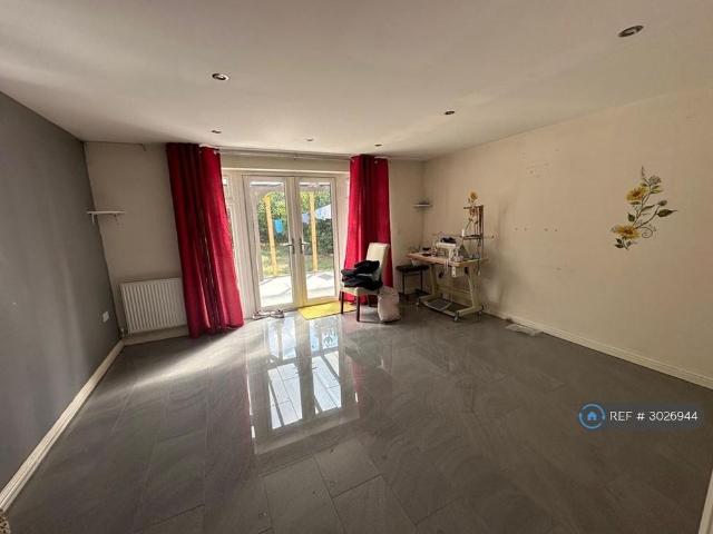 4 bedroom end of terrace house to rent