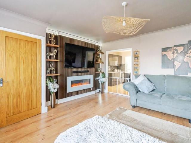 4 bedroom end of terrace house to rent