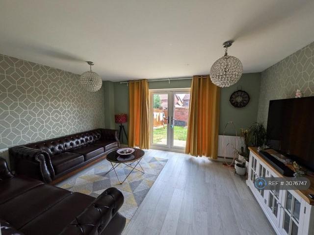 4 bedroom end of terrace house to rent