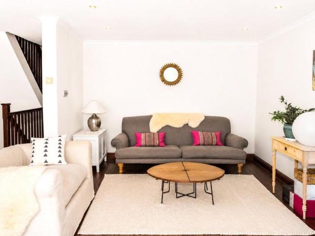 4 bedroom end of terrace house to rent
