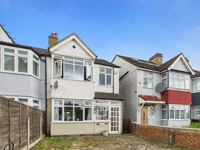 4 bedroom end of terrace house to rent