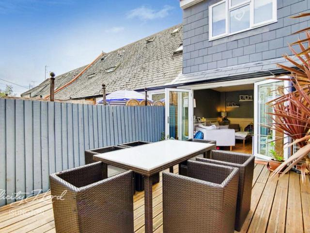4 bedroom end of terrace house to rent