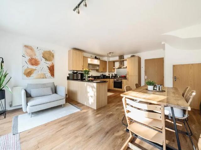 4 bedroom end of terrace house to rent