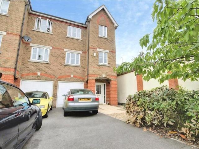 4 bedroom end of terrace house to rent