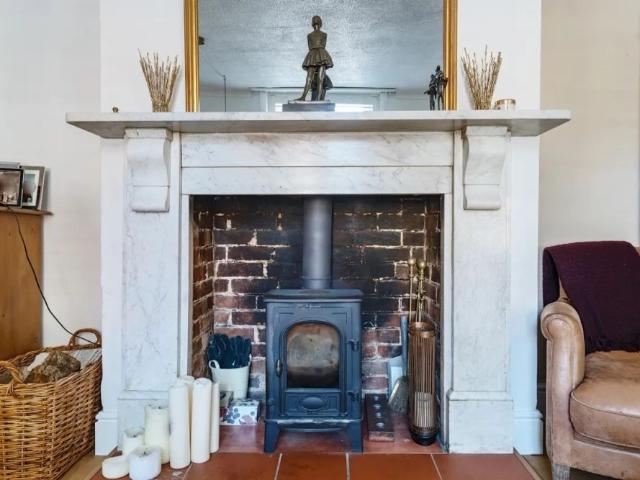 4 bedroom end of terrace house to rent