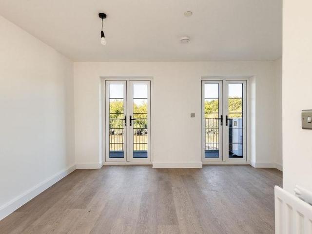 4 bedroom end of terrace house to rent