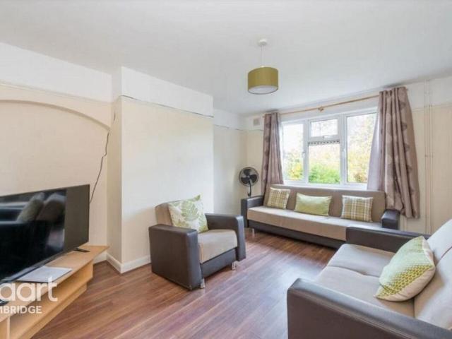 4 bedroom end of terrace house to rent