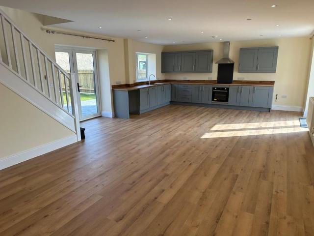 4 bedroom end of terrace house to rent