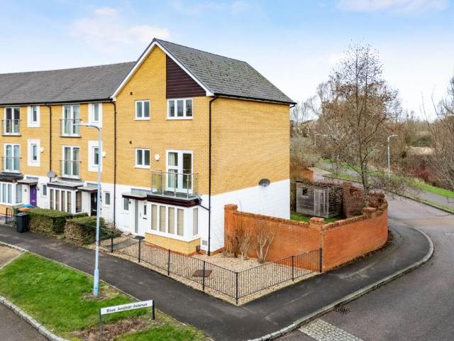 4 bedroom end of terrace house to rent