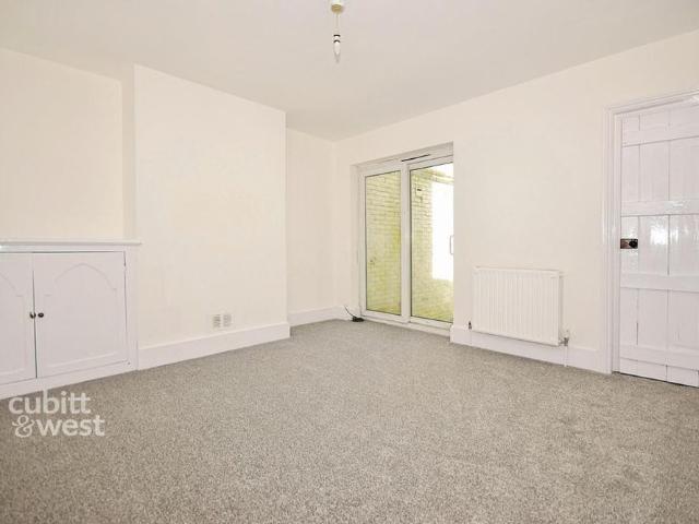 4 bedroom end of terrace house to rent