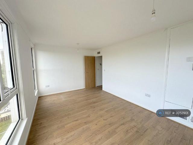 4 bedroom end of terrace house to rent