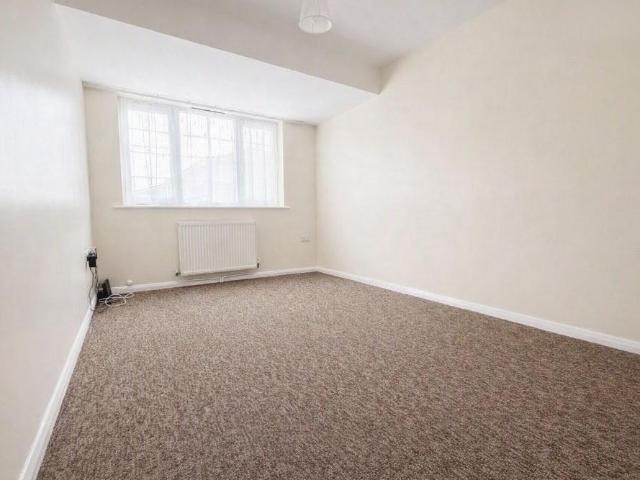 4 bedroom end of terrace house to rent