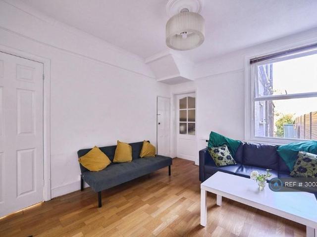 4 bedroom end of terrace house to rent