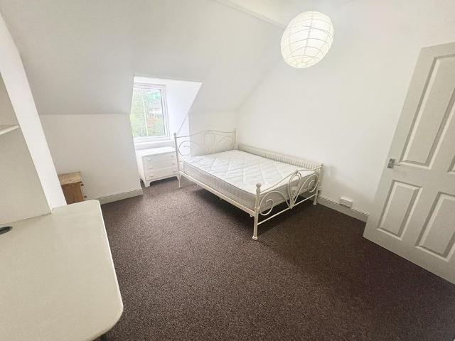 4 bedroom end of terrace house to rent