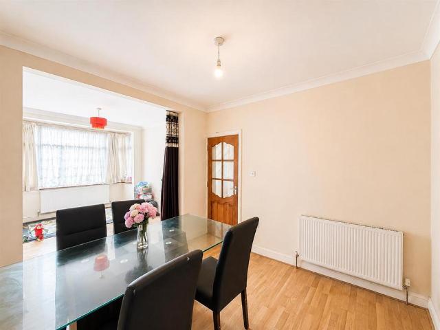 4 bedroom end of terrace house to rent