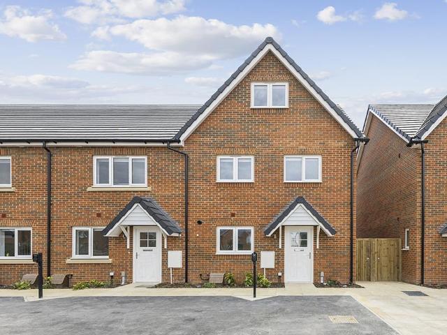 4 bedroom end of terrace house to rent