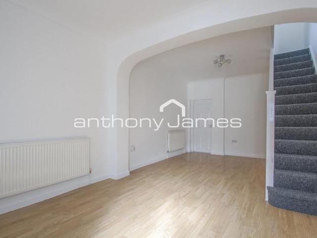 4 bedroom end of terrace house to rent