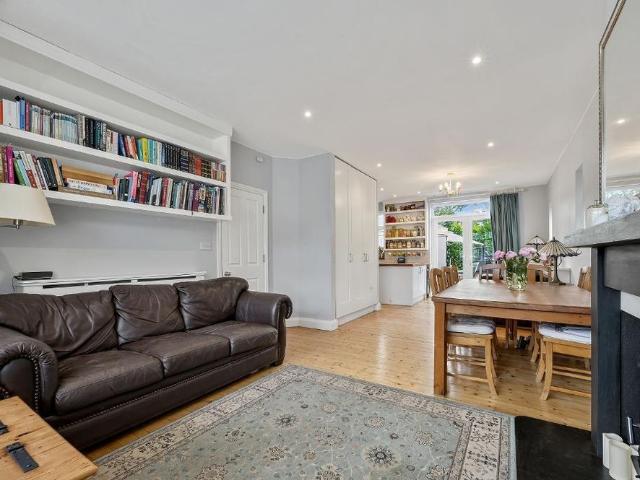 4 bedroom end of terrace house to rent
