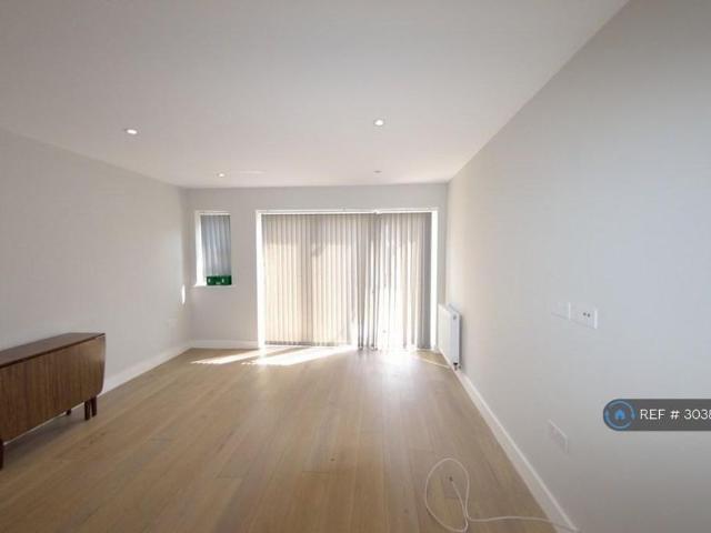 4 bedroom end of terrace house to rent