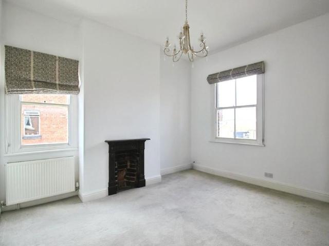 4 bedroom end of terrace house to rent