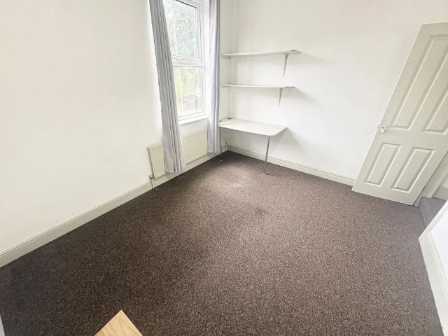 4 bedroom end of terrace house to rent